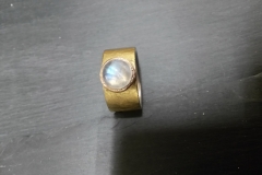 Goldring mit Mondstein