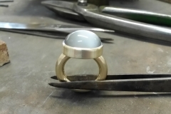 Ring mit grauem Mondstein